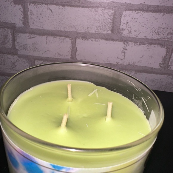 Bath & Body Works Aloha Kiwi Passionfruit & Tiki Beach 3-Wick Candle - Picture 3 of 3